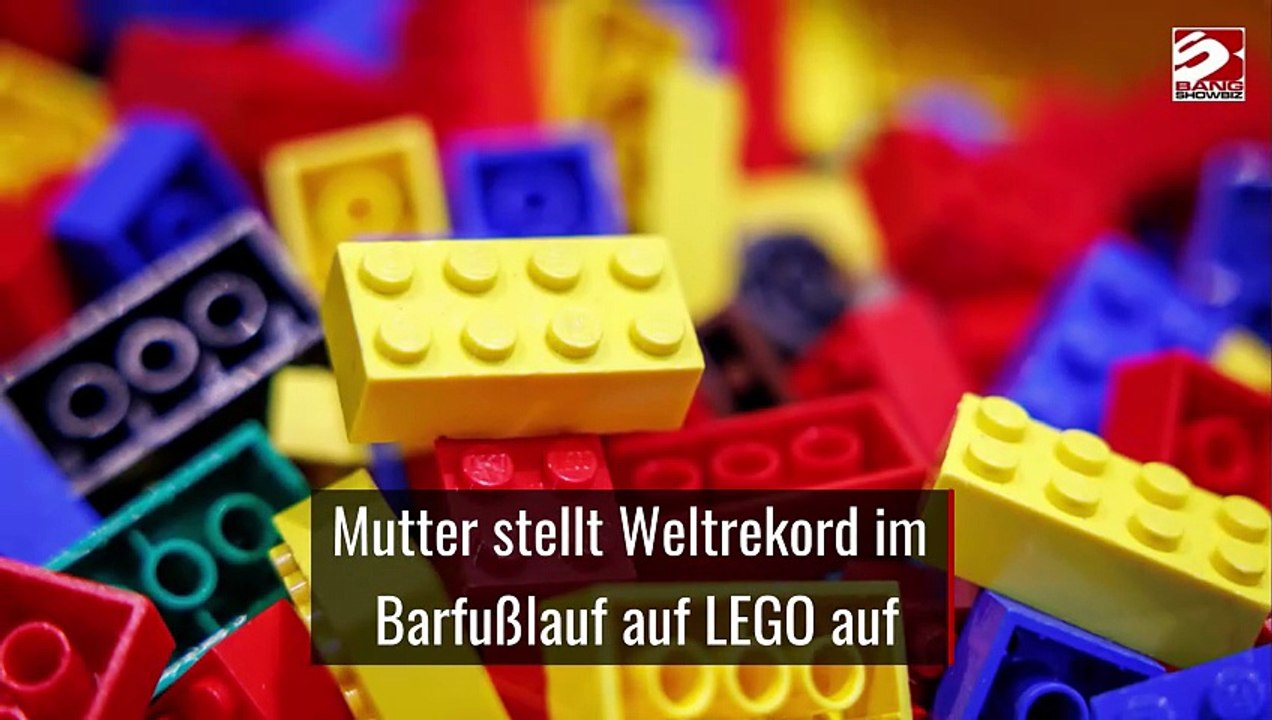 Mutter stellt Weltrekord im Barfußlauf auf LEGO auf
