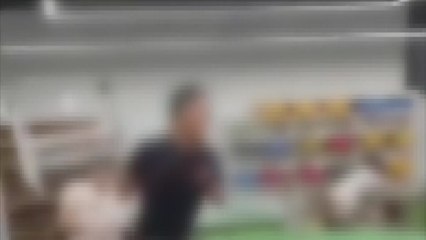 수업시간 책상 올라가 춤...교사, 홧김에 의자 던져 / YTN