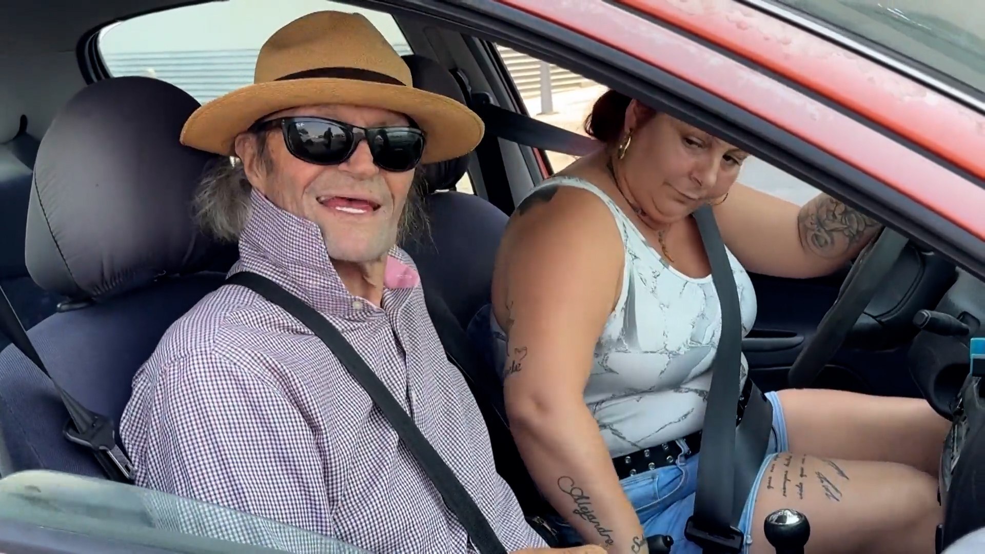 Amador Mohedano, hermano de la recordada cantante Roc�o Jurado, vuelve a estar en el foco medi�tico por su estado de salud. Durante las �ltimas semanas han circulado rumores sobre un posible bache personal, aunque su entorno m�s cercano ha insistido en desmentirlos.

En esta ocasi�n, Mohedano fue visto acudiendo al hospital para una revisi�n m�dica, una visita en la que se mostr� visiblemente m�s delgado y con un gesto serio. Vestido con sombrero, camisa y pantal�n largo, entr� caminando lentamente en el �rea de consultas externas.