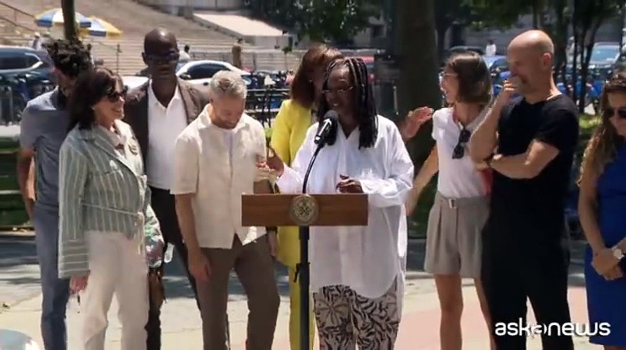 Jago e Whoopi Goldberg svelano la toccante scultura "Look Down" a New York