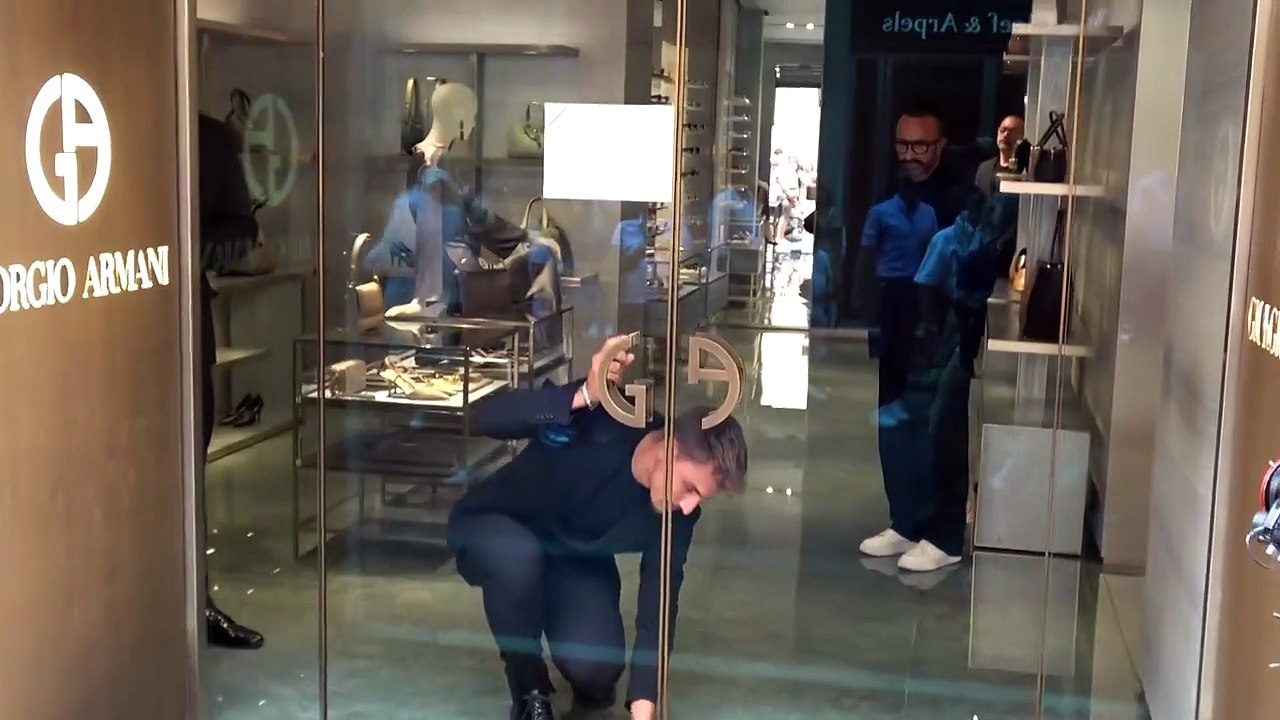 Funerali di Armani, i suoi negozi chiusi dalle 15 per lutto