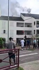 jovens resgatam mulher presa num prédio em chamas, frança