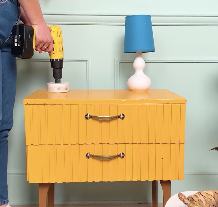 Vintage makeover! Upcycling a dresser into a chic minibar