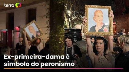Em dia de derrota para Milei, Katy Perry exibe quadro de Evita na Argentina e é ovacionada