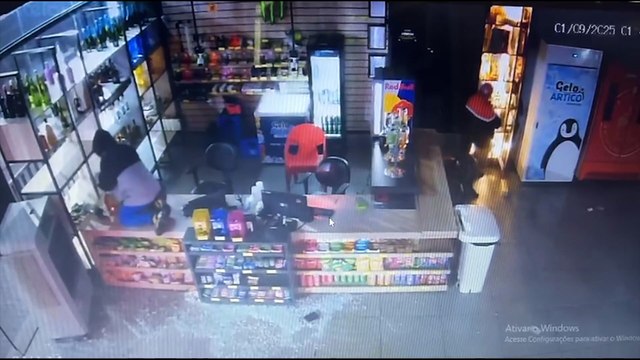 Após arrombamento em bar, ladrões fazem duas viagens para carregar produtos na Avenida Brasil