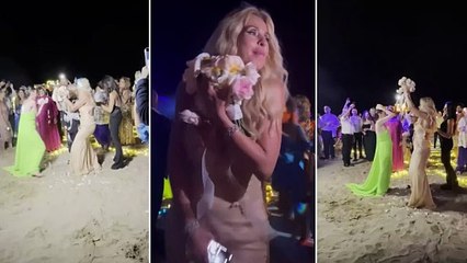 Valeria Marini "combatte" per il bouquet di Simona Ventura: «Me lo avete distrutto!»
