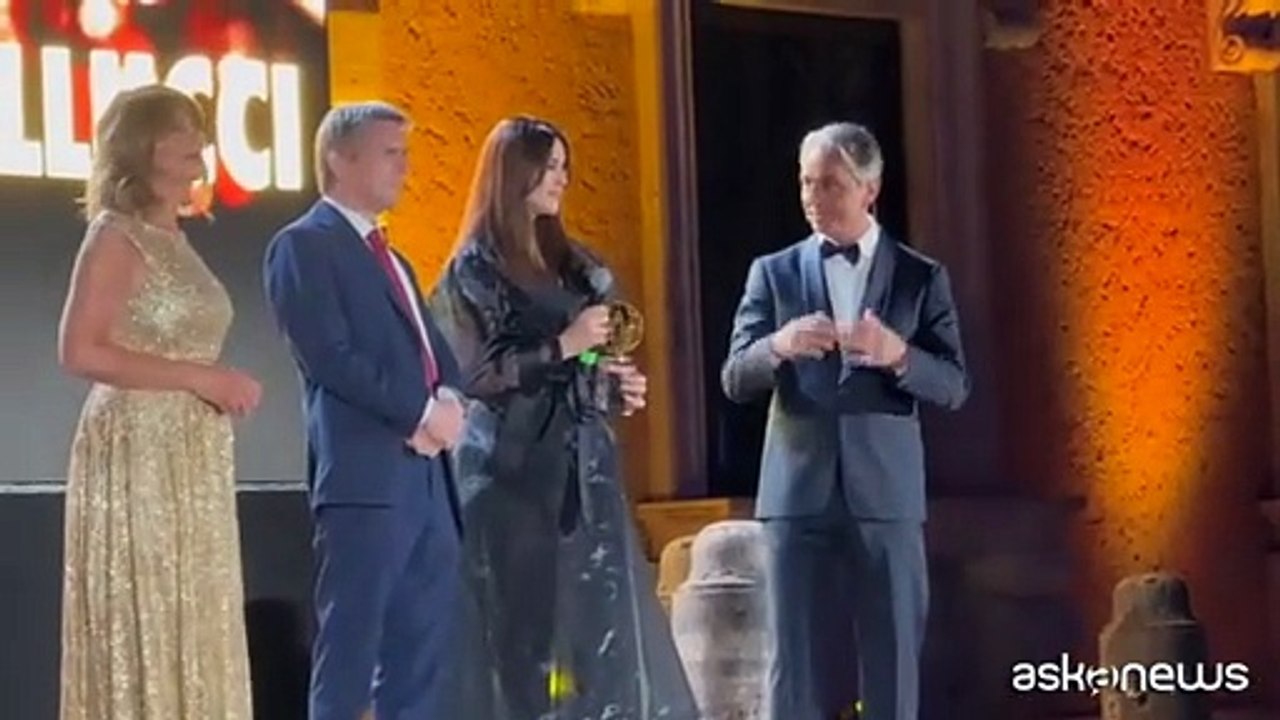 Monica Bellucci con Tim Burton al Globo d'oro. Trionfano Cortellesi e Garrone