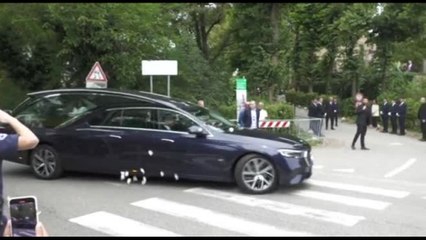 Funerali Armani, applausi e petali bianchi al passaggio del feretro