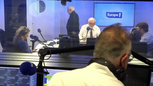«Curieux procédé de brandir les dettes dont on est comptable, l’effondrement général dont on est coupable, pour chercher à obtenir la confiance du Parlement» lance Marine Lepen