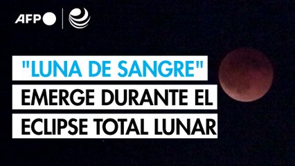 La "luna de sangre" emerge durante el eclipse total lunar