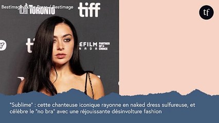 "Sublime" : cette chanteuse iconique rayonne en naked dress, et dit "non" au soutien-gorge avec une réjouissante désinvolture fashion