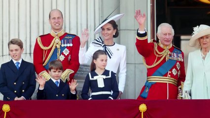Abito bianco, cappello e spilla: il look di Kate Middleton per l'atteso ritorno in pubblico
