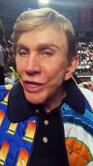 Osmel Sousa disfruta de un partido de baloncesto