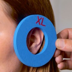 Regardez-le transformer des écouteurs vintage avec une touche de bois