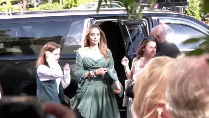 Angelina Jolie e la figlia Vivienne coordinate in acquamarina: stili diversi, stessa eleganza