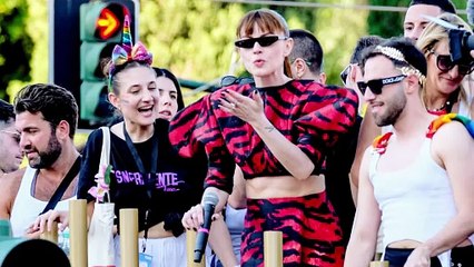 Annalisa, animalier sul carro e col mantello in concerto: i look al Roma Pride 2024