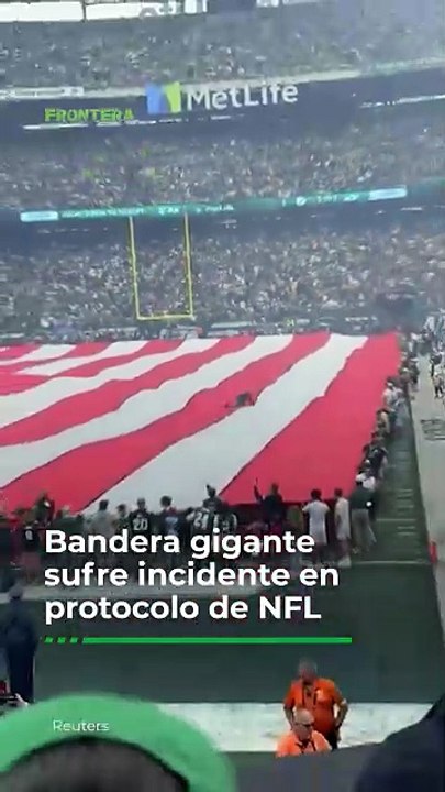 Bandera gigante sufre incidente en protocolo de NFL 🏈🇺🇸