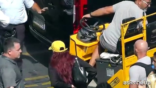 Dua Lipa si prende Capri: l'arrivo della popstar per un evento di moda