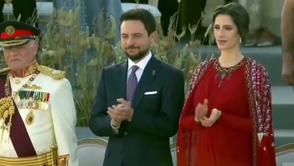 Rajwa di Giordania (e il suo pancione) rubano la scena alla festa di re Abdullah II