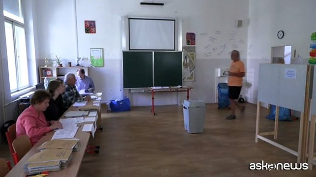 Seggi aperti in Repubblica Ceca, la strana forma delle urne