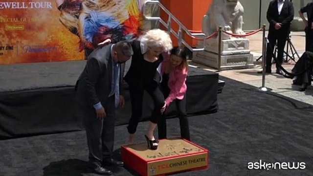 Cyndi Lauper con Cher per le sue impronte al Chinese Theatre di Hollywood