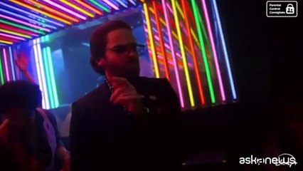 Daniel Bruhl è Karl Lagerfeld nella serie Disney+: «Era un uomo solo, fragile, ambizioso»