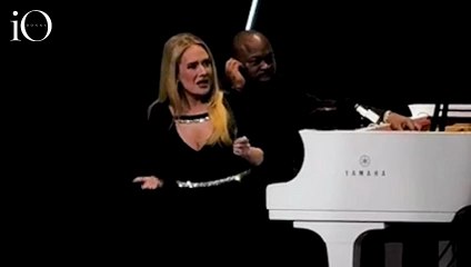 Il fan omofobo grida: «Il Pride fa schifo». E Adele lo gela: «Ma sei stupido?»