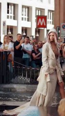 Spruzzi d'acqua e capelli rosa: show di Elodie nella fontana di Piazza San Babila a Milano