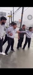 Trabajadores se unen en avenida Gonzalitos para rescatar a una mujer de la corriente