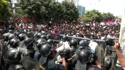 네팔 'SNS 차단' 항의 대규모 시위...최소 19명 사망 / YTN