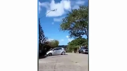 Corpo é encontrado sentado sobre a própria sepultura