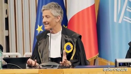 Fiorello in cattedra: riceve il sigillo d'Ateneo all'Università di Urbino. Lui ringrazia, a modo suo