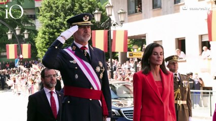 Letizia di Spagna, completo rosso e tocco chic per le Festa delle forze armate