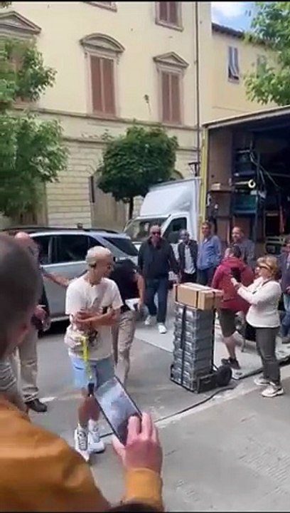 George Clooney sbarca ad Arezzo e saluta i fan: «Buongiorno!»