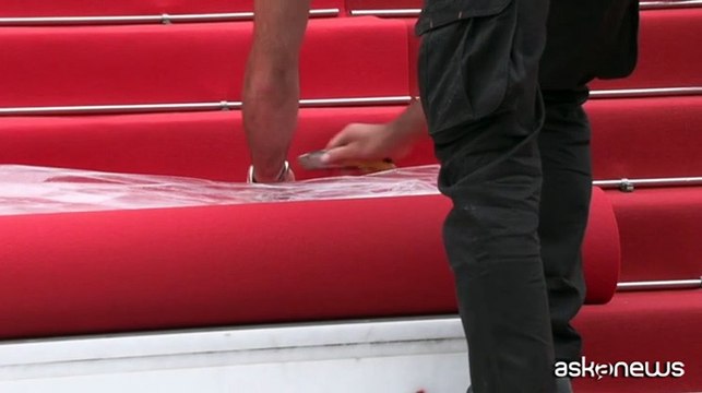 A Cannes srotolato il tappeto rosso: ora è tutto pronto per iniziare
