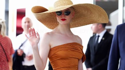 Anya Taylor-Joy, cappello e abito a fascia: l'arrivo a Cannes è da diva "Furiosa"