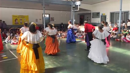 En Belén, este grupo de adultos mayores baila para sanar