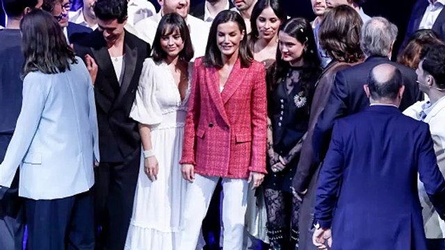 Letizia di Spagna si frattura un dito del piede: addio tacchi, evviva le sneakers