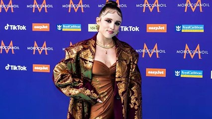Angelina Mango, tuta e cappotto sul turquoise carpet: inizia così il suo Eurovision 2024