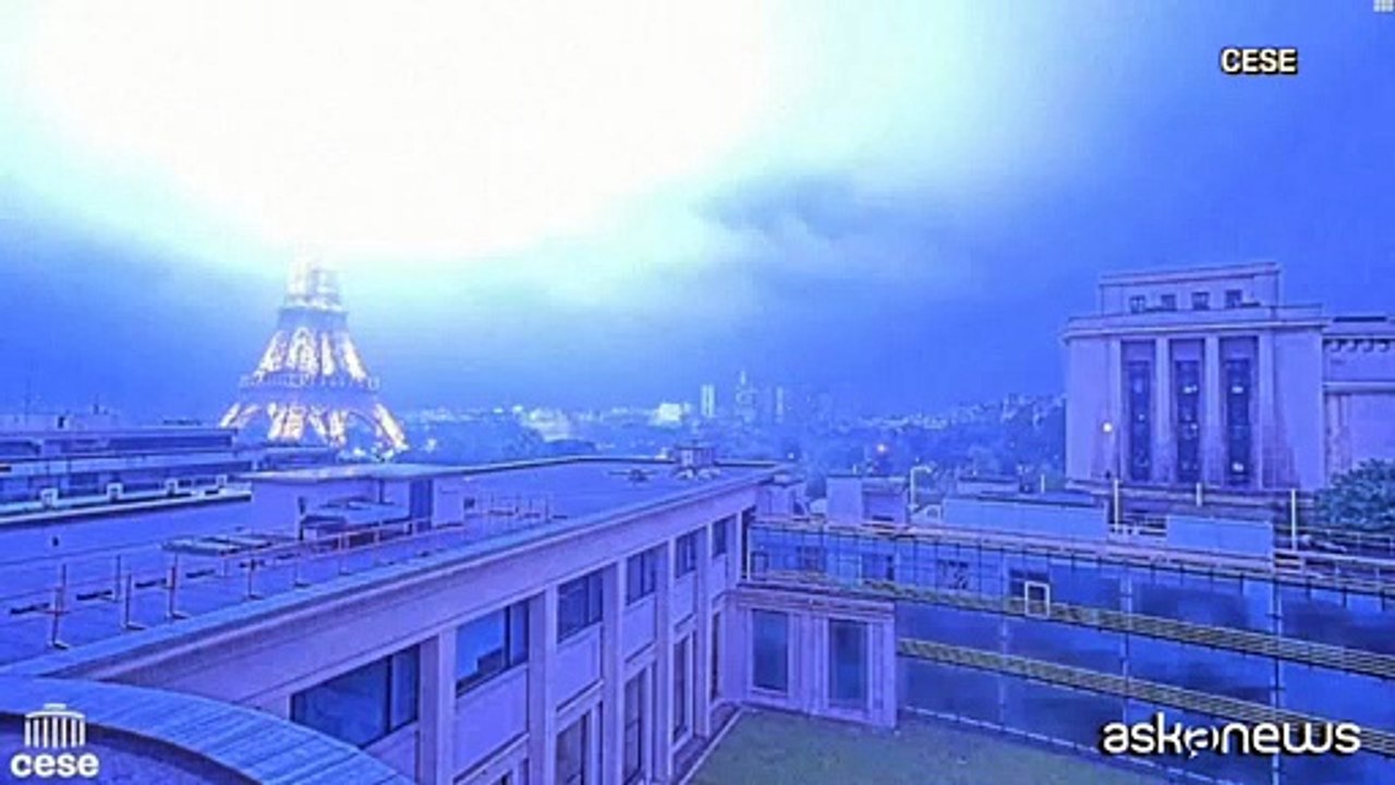 Fulmine colpisce la Tour Eiffel e il cielo di Parigi si illumina a giorno