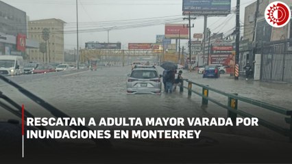 Lluvia arrastra cinco vehículos en Santiago, Nuevo León