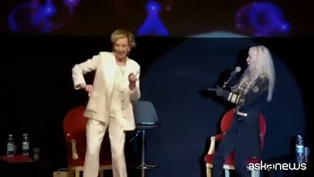 Letizia Moratti, lo strano duetto con Ivana Spagna: balla scatenata sul palco