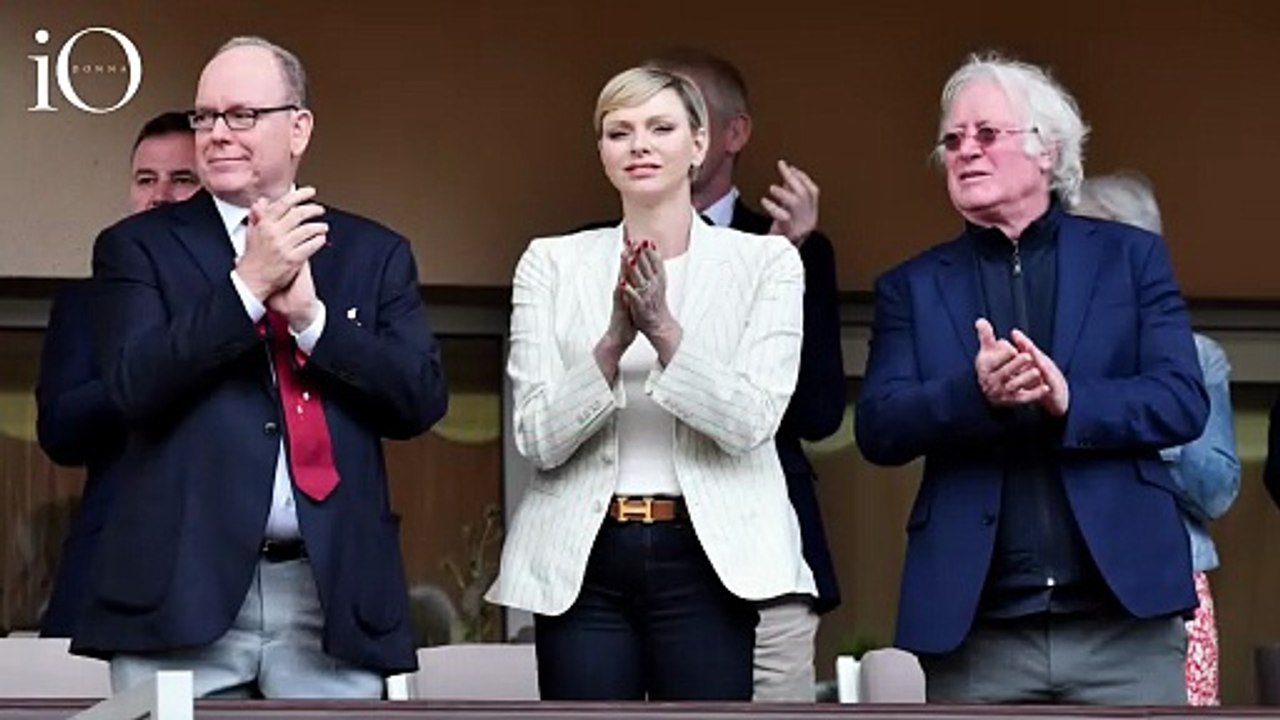 Charlene di Monaco tra i giovanissimi del rugby si conferma casual chic: ma a che prezzo!