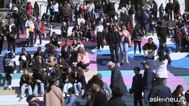 Mancano 100 giorni alle Olimpiadi di Parigi: i colori olimpici sui gradini del Sacro Cuore