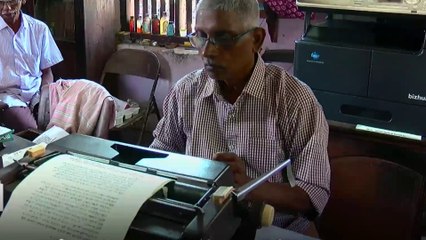 ഈ ടക് ടക് ശബ്ദമാണ് ഇവിടെ 'ജീവവായു'-7പതിറ്റാണ്ടിന്റെ പാരമ്പര്യവുമായി ഒരു ടൈപ്പ് റൈറ്റിങ് സെന്റർ!