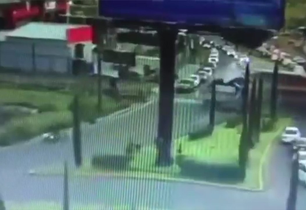 tn7-Impactante choque entre tren y autobús de dos pisos- 10 fallecidos y 41 heridos-080925