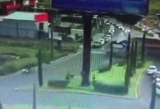 tn7-Impactante choque entre tren y autobús de dos pisos- 10 fallecidos y 41 heridos-080925