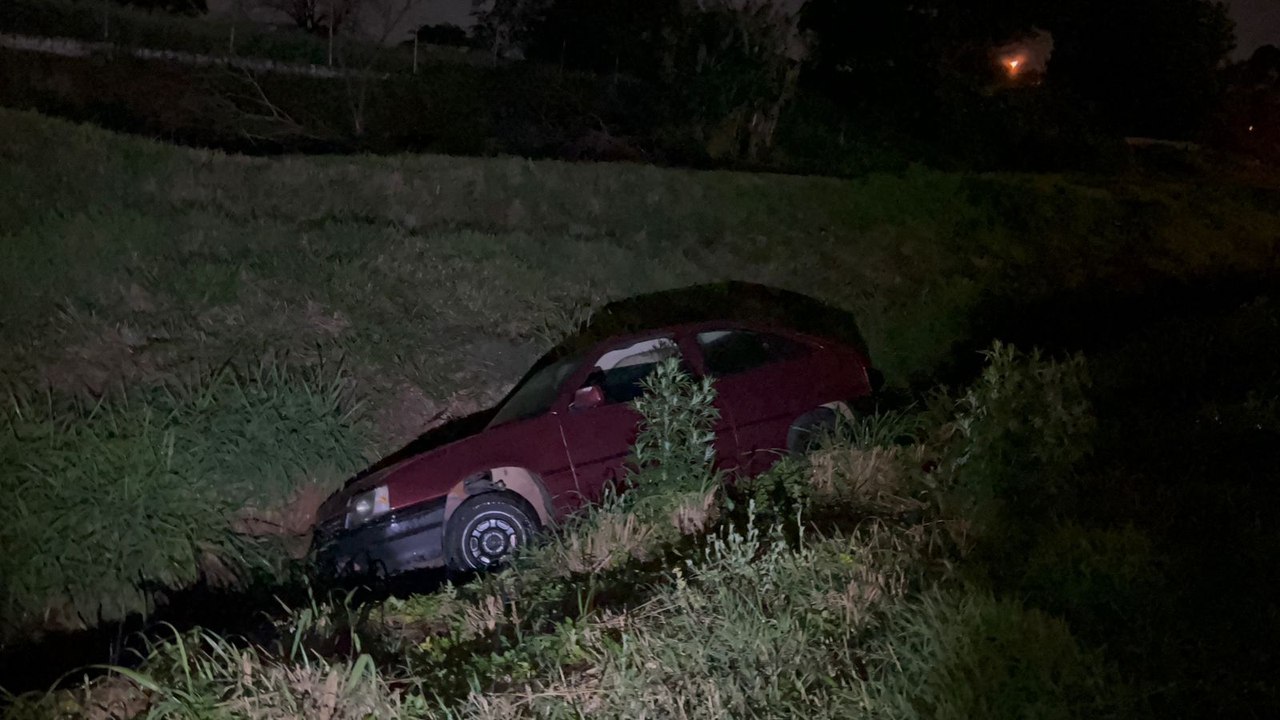 Saída de pista: Kadett cai em canaleta às margens da PRc-467 em Cascavel