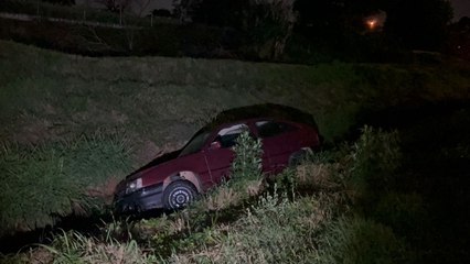 Saída de pista: Kadett cai em canaleta às margens da PRc-467 em Cascavel