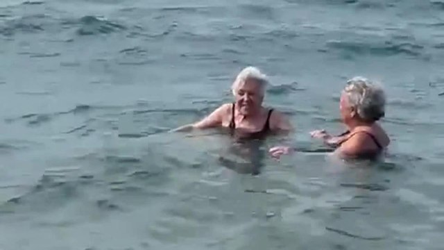 Fiorella a 100 anni fa il bagno nel mare di Ostia: era un suo grande desiderio. La nipote: «Felice come quando nuotava con nostro nonno»